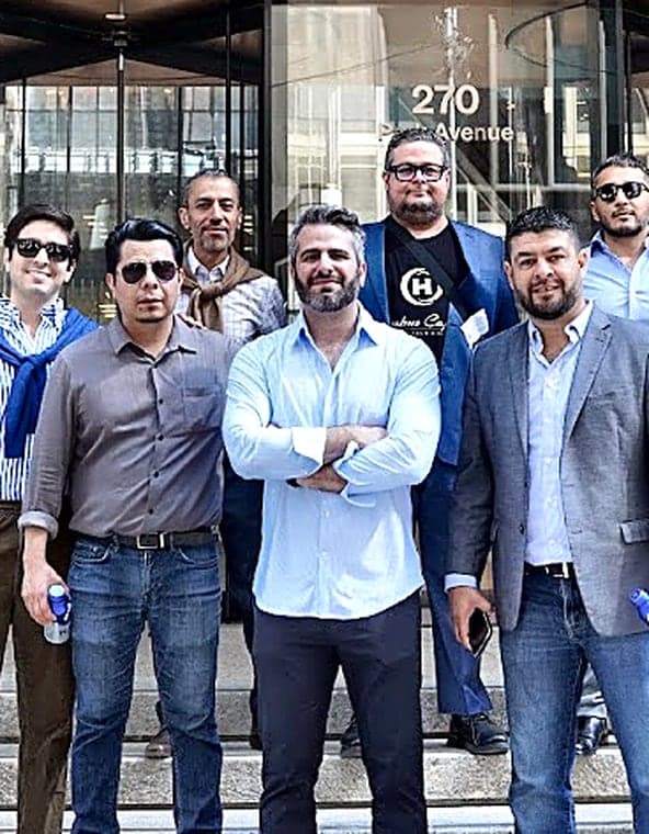 Miembros de NORTE frente a 270 Park Avenue