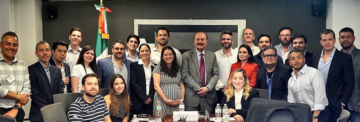 Encuentro de la comunidad en una sala de consejo