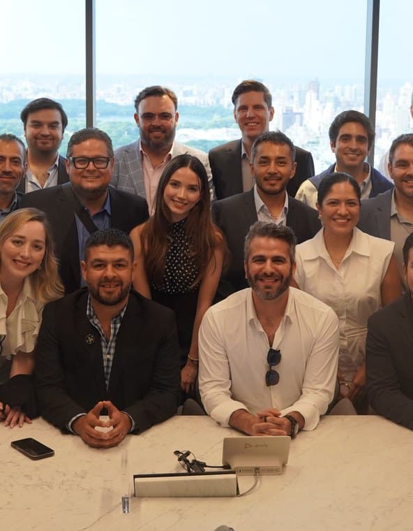 Miembros recorriendo el lobby de un edificio corporativo