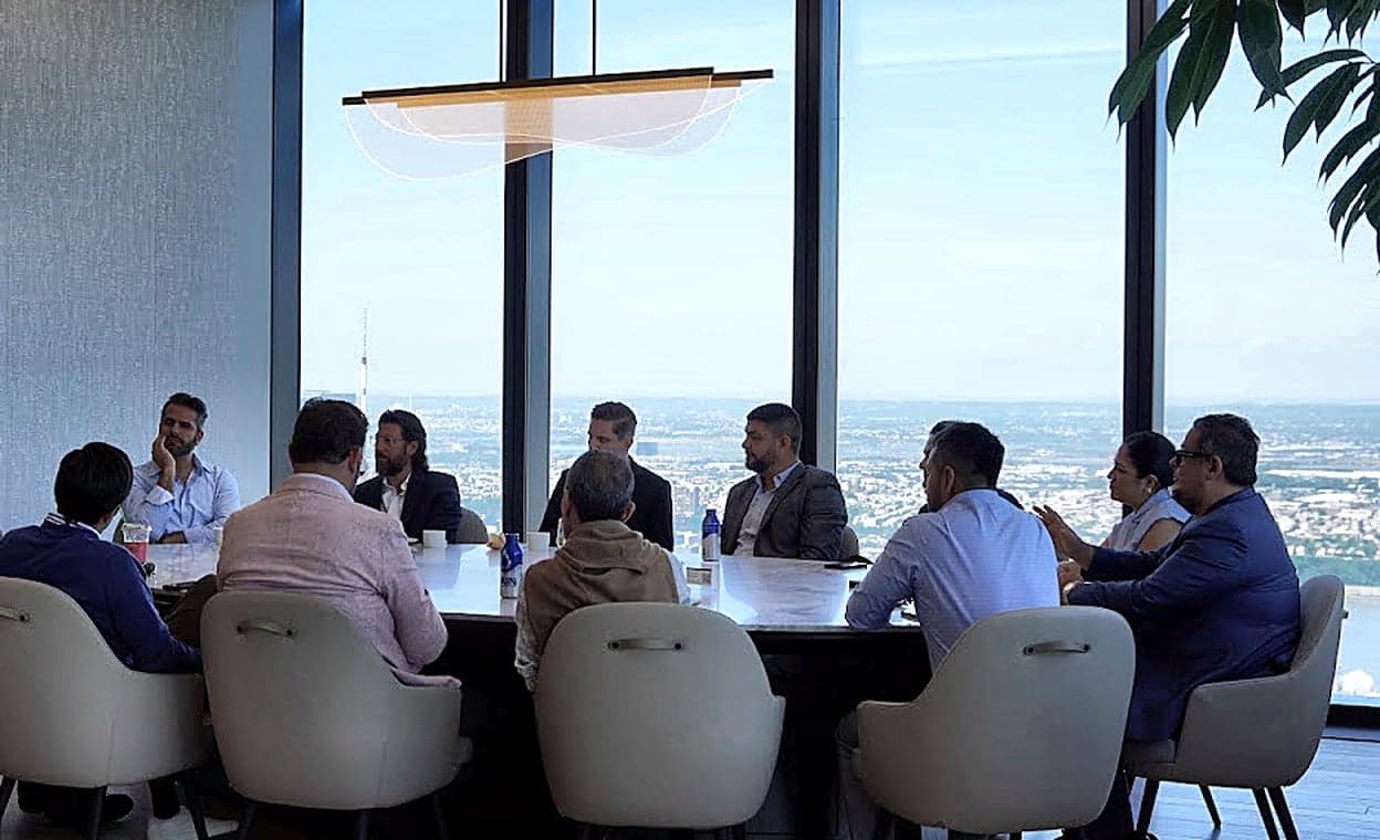 Sesión de la comunidad en una sala con vista a la ciudad